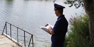 В Дергачевском районе спасатели нашли в реке труп мужчины В Дергачевском районе спасатели нашли в реке труп мужчины