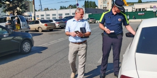 На Привокзальной площади во время рейда выявили нелегальных таксистов На Привокзальной площади во время рейда выявили нелегальных таксистов