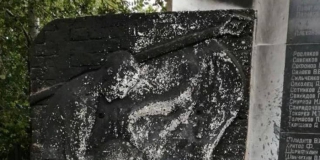 Под Энгельсом дети играли с зажигалкой и сожгли венки на монументе героям войны Под Энгельсом дети играли с зажигалкой и сожгли венки на монументе героям войны