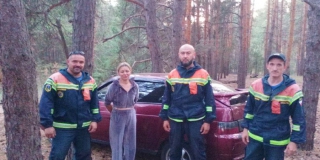 Под Марксом спасатели помогли выбраться из леса двум взрослым и ребенку Под Марксом спасатели помогли выбраться из леса двум взрослым и ребенку