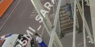 В Саратове пациент-инвалид полз в больницу по ступеням. Минздрав начал проверку В Саратове пациент-инвалид полз в больницу по ступеням. Минздрав начал проверку