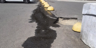 На набережной пытаются устранить многодневное зловоние у Ротонды На набережной пытаются устранить многодневное зловоние у Ротонды