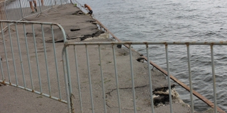 Участок набережной в Саратове огородили из-за опасности обрушения Участок набережной в Саратове огородили из-за опасности обрушения