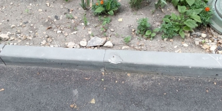 Много сколов и лужа на въезде в отремонтированном дворе Много сколов и лужа на въезде в отремонтированном дворе