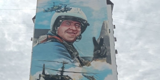 В Саратове торжественно открыли мурал в честь Героя России Александра Аксенова В Саратове торжественно открыли мурал в честь Героя России Александра Аксенова