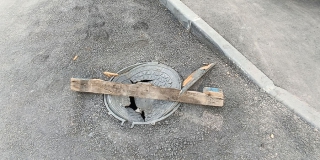 На отремонтированной дворовой территории разбит люк и продавлен тротуар На отремонтированной дворовой территории разбит люк и продавлен тротуар