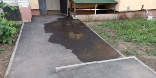 Во дворе по-разному неправильно отремонтировали входные группы Во дворе по-разному неправильно отремонтировали входные группы