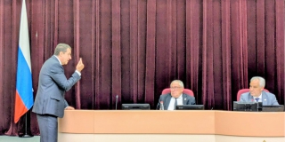 Коммунисты устроили скандал в облдуме во время выдвижения председателя комитета Коммунисты устроили скандал в облдуме во время выдвижения председателя комитета