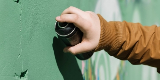 В Саратове девушка пострадала при попытке задержать уличного художника В Саратове девушка пострадала при попытке задержать уличного художника