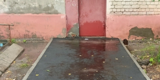 Во дворе на Вишневой пожаловались на воду у подъезда после ремонта Во дворе на Вишневой пожаловались на воду у подъезда после ремонта