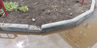 На Овсяном проезде поправили борт, но оставили лужу На Овсяном проезде поправили борт, но оставили лужу