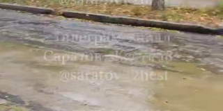 Горожане жалуются на канализационную реку и зловоние на улице Саперной Горожане жалуются на канализационную реку и зловоние на улице Саперной