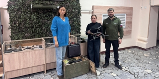 Саратовскому лицею из Москвы передали каску, сбитый дрон и вещи из зоны СВО Саратовскому лицею из Москвы передали каску, сбитый дрон и вещи из зоны СВО