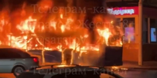 На Привокзальной площади полностью сгорел троллейбус №15 На Привокзальной площади полностью сгорел троллейбус №15