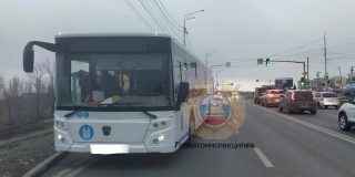 На Усть-Курдюмской автобус №90 наехал на мужчину-пешехода На Усть-Курдюмской автобус №90 наехал на мужчину-пешехода