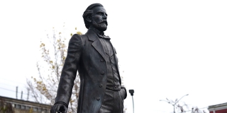 На Театральной площади открыли памятник художнику Алексею Боголюбову На Театральной площади открыли памятник художнику Алексею Боголюбову