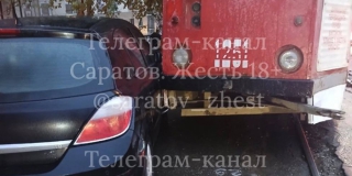 В Саратове трамвай №11 сошел с рельсов и врезался в припаркованное авто В Саратове трамвай №11 сошел с рельсов и врезался в припаркованное авто