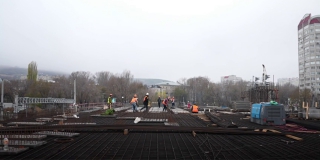 На Стрелке завершили монтаж всех опор строящегося моста и «надвижку» пролетов На Стрелке завершили монтаж всех опор строящегося моста и «надвижку» пролетов