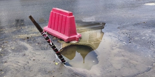 На углу Лермонтова и Челюскинцев посреди дороги образовался провал с водой На углу Лермонтова и Челюскинцев посреди дороги образовался провал с водой