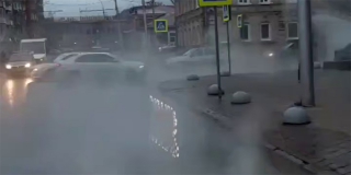 Перекресток в центре Саратова затопило кипятком из-за повторного ЧП на теплосети Перекресток в центре Саратова затопило кипятком из-за повторного ЧП на теплосети