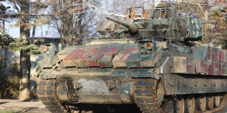 В саратовском Парке Победы поставили трофейную американскую БМП «Брэдли» В саратовском Парке Победы поставили трофейную американскую БМП «Брэдли»