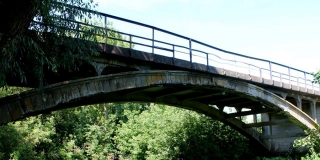 В Гагаринском районе чиновники пытались отменить сохранение старинного моста В Гагаринском районе чиновники пытались отменить сохранение старинного моста