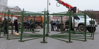 На Театральной площади устанавливают новогоднюю елку На Театральной площади устанавливают новогоднюю елку