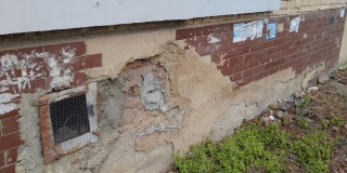 УК обязали устранить повреждения на территории дома на Железнодорожной УК обязали устранить повреждения на территории дома на Железнодорожной