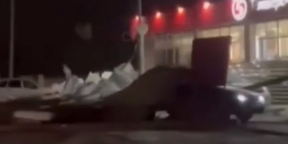 В Александровом Гае мужчина погиб в машине из-за упавшей во время бури кровли В Александровом Гае мужчина погиб в машине из-за упавшей во время бури кровли