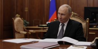 Путин наградил трех саратовских врачей и заведующего кафедрой СГУ Путин наградил трех саратовских врачей и заведующего кафедрой СГУ