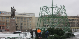 На Театральной площади начали восстанавливать сломанную ветром главную елку На Театральной площади начали восстанавливать сломанную ветром главную елку