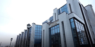 На обновленной сцене саратовского ТЮЗа появились генераторы снега и пузырей На обновленной сцене саратовского ТЮЗа появились генераторы снега и пузырей