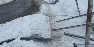 Прокуратура: Упавшая на женщину остановка была в ненадлежащем состоянии Прокуратура: Упавшая на женщину остановка была в ненадлежащем состоянии