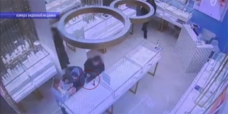 Похитительницу золота в саратовском ТЦ вычислили по записи с видеокамеры Похитительницу золота в саратовском ТЦ вычислили по записи с видеокамеры