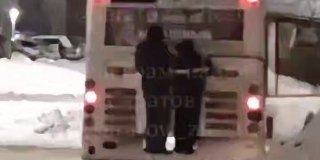 В Ленинском районе двое подростков-зацеперов катались на автобусе В Ленинском районе двое подростков-зацеперов катались на автобусе