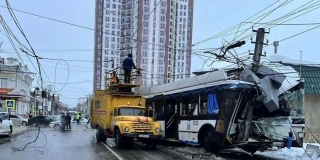 В Энгельсе троллейбус №109 столкнулся с кроссовером: ранены 9 человек В Энгельсе троллейбус №109 столкнулся с кроссовером: ранены 9 человек