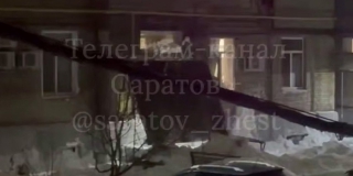 На Орджоникидзе из-за наледи обрушился карниз подъезда и преградил вход в дом На Орджоникидзе из-за наледи обрушился карниз подъезда и преградил вход в дом