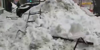 На Международной снежная лавина обрушилась на припаркованные авто На Международной снежная лавина обрушилась на припаркованные авто
