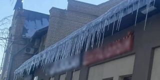 В Саратове массово заводят дела из-за не убранных с крыш сосулек В Саратове массово заводят дела из-за не убранных с крыш сосулек