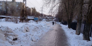 Жители Саратова рискуют сломать руки и ноги из-за обледеневших улиц и тротуаров Жители Саратова рискуют сломать руки и ноги из-за обледеневших улиц и тротуаров