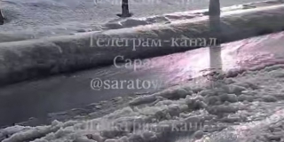 Дорога на Строителей превратилась в ледяную речку из-за коммунальной аварии Дорога на Строителей превратилась в ледяную речку из-за коммунальной аварии