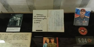 В саратовском краеведческом музее открылась выставка личных вещей Героя России В саратовском краеведческом музее открылась выставка личных вещей Героя России