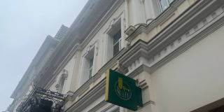 Саратовчанку госпитализировали после падения наледи с крыши галереи «Каштан» Саратовчанку госпитализировали после падения наледи с крыши галереи «Каштан»