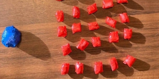 У двух молодых саратовцев изъяли десятки свертков с «синтетикой» У двух молодых саратовцев изъяли десятки свертков с «синтетикой»