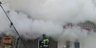 В Энгельсе пожилая женщина смогла спастись из полыхающего дома В Энгельсе пожилая женщина смогла спастись из полыхающего дома