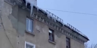 В Ленинском районе из-за неубранных сосулек дети рискуют при походе в школу В Ленинском районе из-за неубранных сосулек дети рискуют при походе в школу