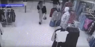 В Кировском районе две девушки задержаны за систематический «шоппинг» без оплаты В Кировском районе две девушки задержаны за систематический «шоппинг» без оплаты