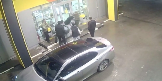 В Новоузенске спецназ уложил лицом в пол трех участников драки на АЗС В Новоузенске спецназ уложил лицом в пол трех участников драки на АЗС