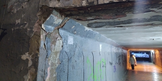 Подземный переход на Вишневой разваливается: штукатурка падает на людей Подземный переход на Вишневой разваливается: штукатурка падает на людей