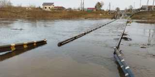 В районах Саратовской области фиксируют перелив плотины и подтопление дороги В районах Саратовской области фиксируют перелив плотины и подтопление дороги